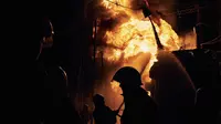 Petugas pemadam kebakaran Layanan Darurat Negara Ukraina memadamkan api setelah serangan roket Rusia menghantam pembangkit listrik di Kharkiv, Ukraina, Minggu (11/9/2022). Pemadaman total telah melanda wilayah Kharkiv  dan Donetsk karena serangan roket tersebut. (AP Photo/Kostiantyn Liberov)