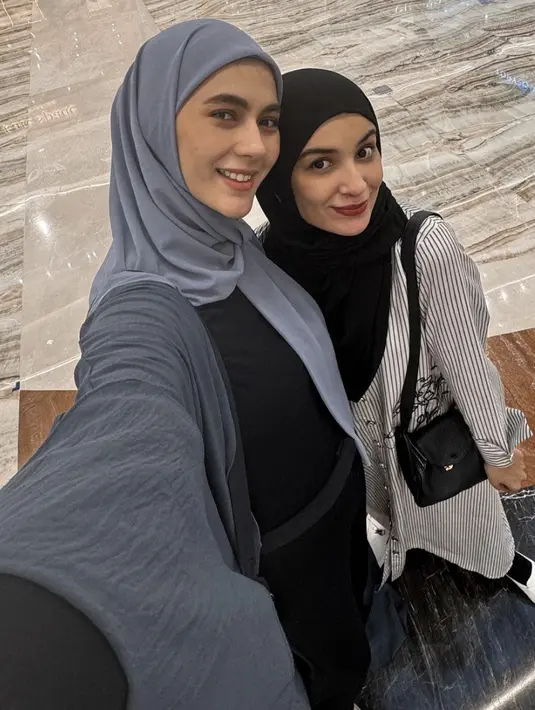 Paula terlihat bermain dengan nuansa warna yang modern untuk tampilan yang memukau.  [Foto: Instagram: Paula]