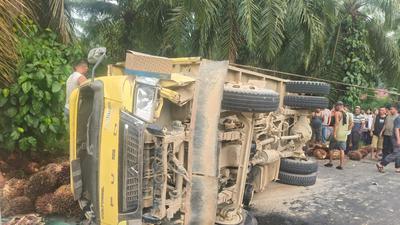 Siswi SMP Tewas Tertimpa Truk Pengangkut Sawit di Labuhanbatu