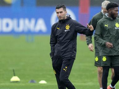 Pelatih Borussia Dortmund, Nuri Sahin memimpin latihan menjelang laga lanjutan Liga Champions 2024/2025 melawan Real Madrid di tempat latihan Dortmund, Jerman, 21 Oktober 2024. (AP Photo/Martin Meissner)