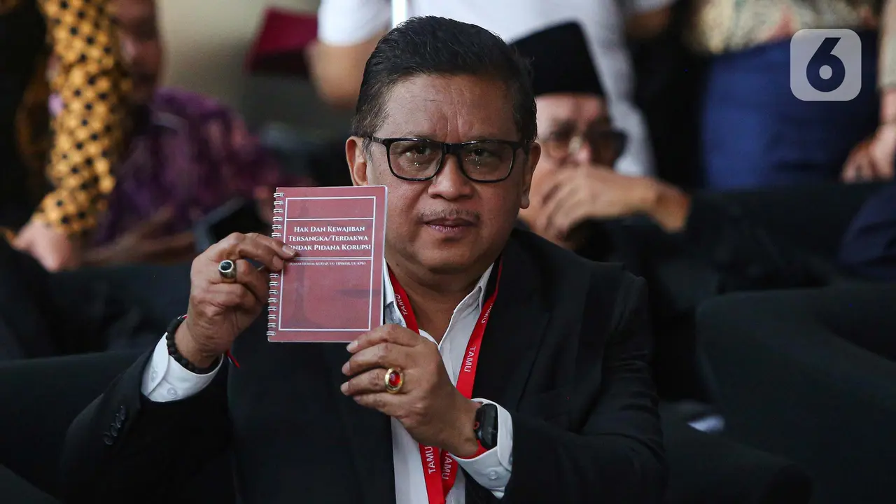 Tunjukkan Buku Tentang Hak dan Kewajiban Tersangka/Terdakwa Tindak Pidana Korupsi, Sekjen PDIP Hasto Kristiyanto Siap Diperiksa Penyidik KPK
