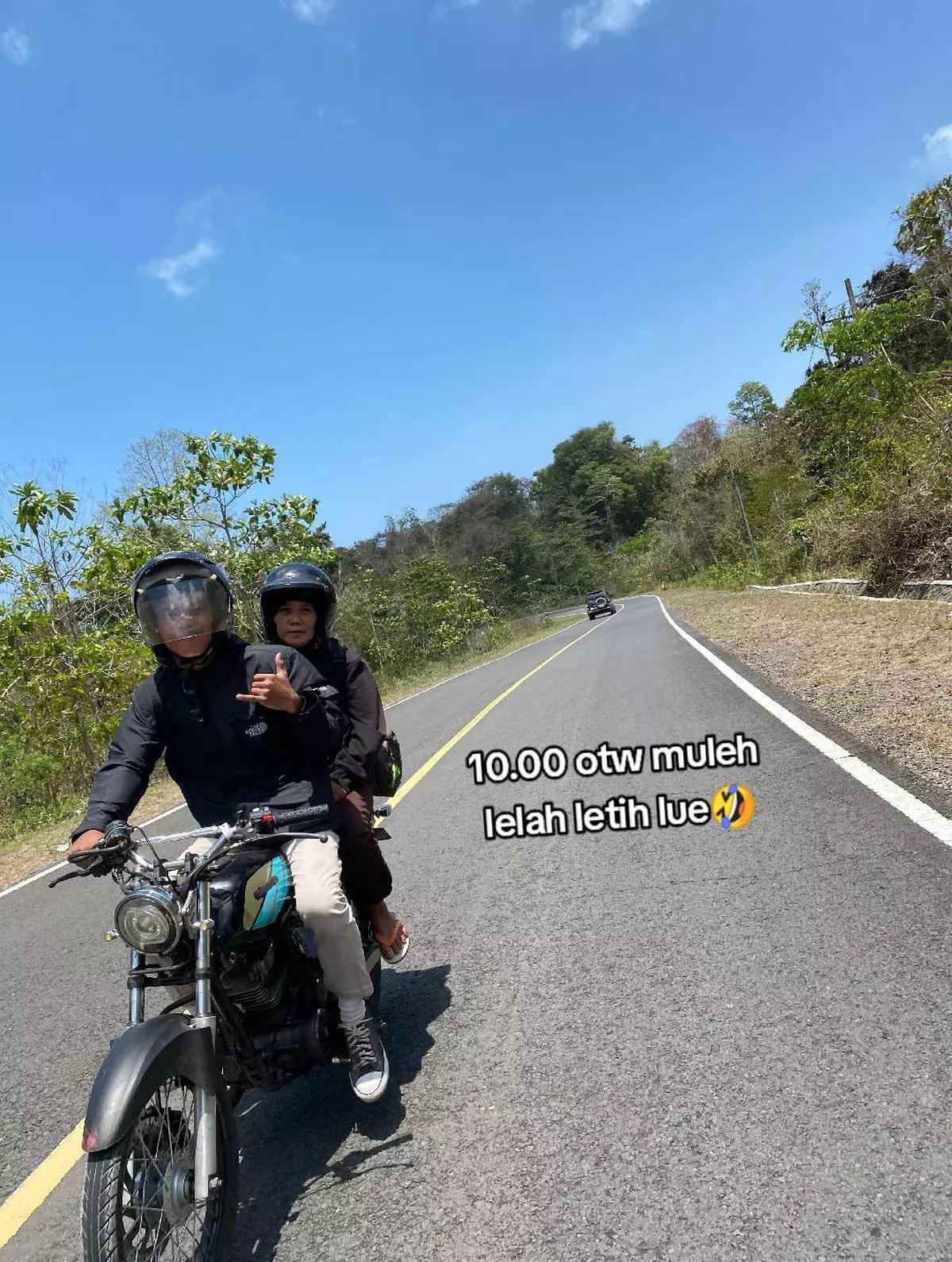 Aksinya Bikin Haru, Kisah Pria Bersama Ibunda Pergi JalanJalan Ke Pantai Ini Curi Perhatian