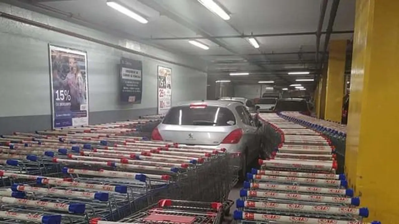 Parkir di Area Troli, Mobil Ini Dikerjai Habis-habisan