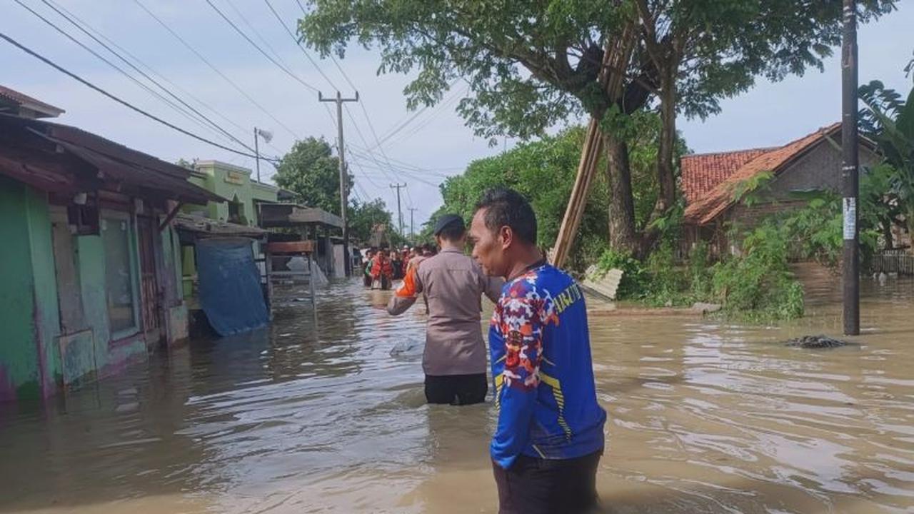 Polres Karawang Tingkatkan Patroli Banjir, Cegah Pencurian di Rumah Warga Mengungsi