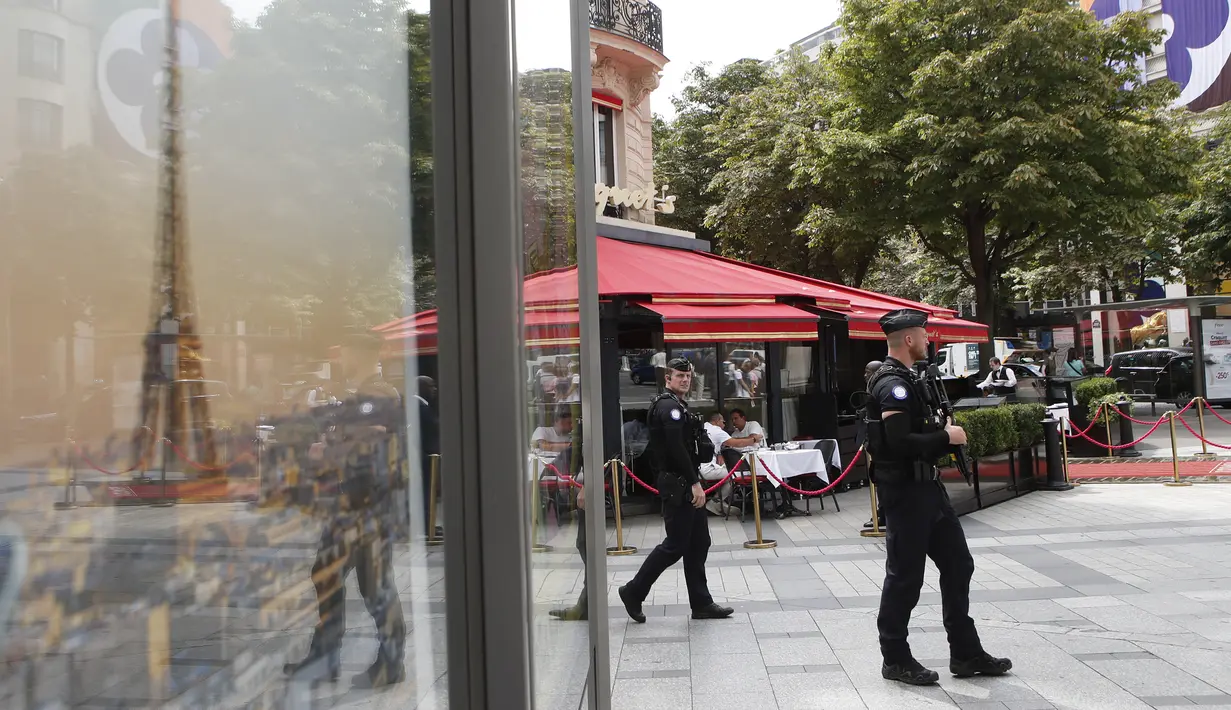 Menteri Dalam Negeri Prancis mengatakan pada hari Selasa bahwa sekitar 25.000 polisi akan dikerahkan setiap hari di Paris dan sekitarnya untuk menjaga Paralimpiade, sejalan dengan keamanan yang diterapkan selama Olimpiade. (AP Photo/Aurelien Morissard)