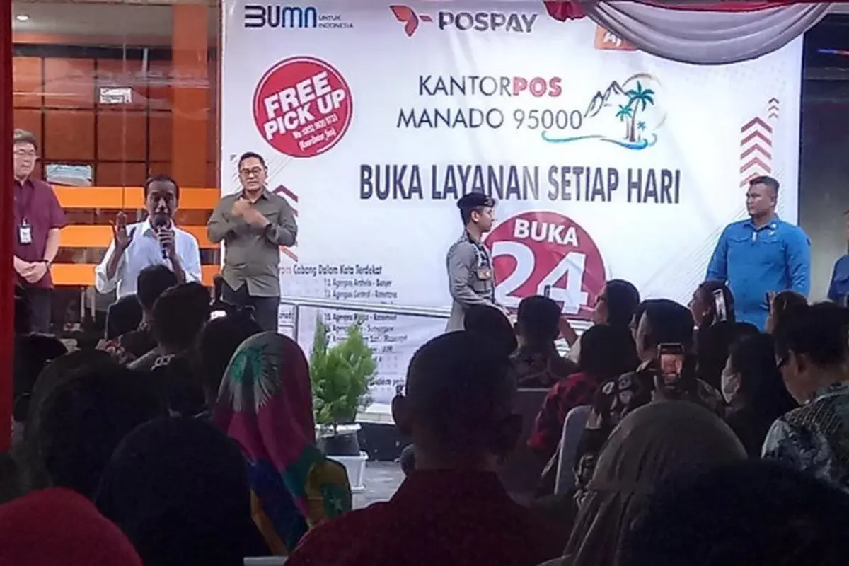Presiden RI Joko Widodo saat menyapa penerima PKH, di Kantor Pos Manado pada, Kamis (28/12/2023).