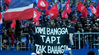 Isi hati Aremania di sudut Stadion Kanjuruhan, Malang. (Bola.com/Iwan Setiawan)