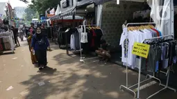 Pengunjung mendatangi gelaran Jakcloth Year End Sale di Plaza Tenggara GBK Senayan, Jakarta, Kamis (26/12/2019).  Di gelar pada 25-29 Desember 2019, Jakcloth tahun ini menghadirkan 400 clothing line lokal. (Liputan6.com/Angga Yuniar)
