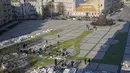 Orang-orang memasang lambang nasional Ukraina, trisula, yang terbuat dari 1,5 juta bunga tulip di alun-alun Sophiyska di pusat Kyiv, Ukraina (18/3/2022). Warga Kiev turun ke alun-alun pusat untuk menata sekitar 1,5 juta bunga tulip dalam bentuk lambang negara. (AP Photo/Efrem Lukatsky)