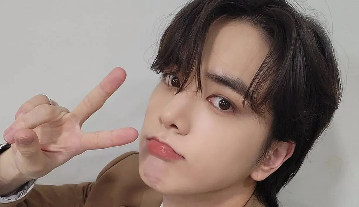 Berbeda dengan idol pada umumnya yang memiliki nama panggung yang unik atau khas saat debut, Younghoon lebih memilih memakai nama aslinya sebagai nama panggungnya. (FOTO: instagram.com/younghoon.theboyz/)