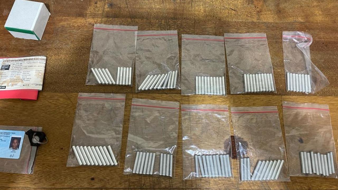 Barang bukti yang diamankan berupa 100 batang detonator, dua unit handphone, satu unit sepeda motor Yamaha 2PV dan STNKnya serta satu buah jaket levis.(Foto Istimewah)