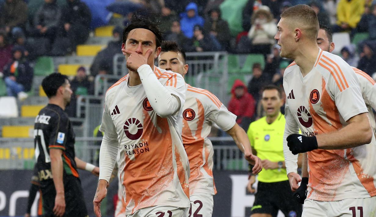 Pemain AS Roma, Paulo Dybala melakukan selebrasi setelah mencetak gol melalui tendangan penalti dalam laga lanjutan Liga Italia 2024/2025 melawan Venezia di Pier Luigi Penzo Stadium, Venice, Italia, Minggu (10/02/2025). (AP Photo/LaPresse/Paola Garbuio)