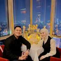 Momen spesial tersebut dirayakan secara intim bersama sang suami dalam suasana birthday dinner romantis dengan latar gemerlap lampu kota di malam hari. [@kesharatuliu05].
