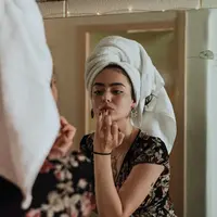 Base makeup dengan formula ringan dan praktis untuk sehari-hari. (Foto: Unsplash/Kevin Laminto)