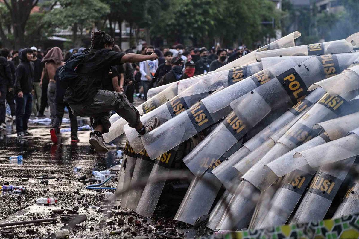 FOTO: Tolak UU TNI, Mahasiswa Lempar Bom Molotov ke Polisi