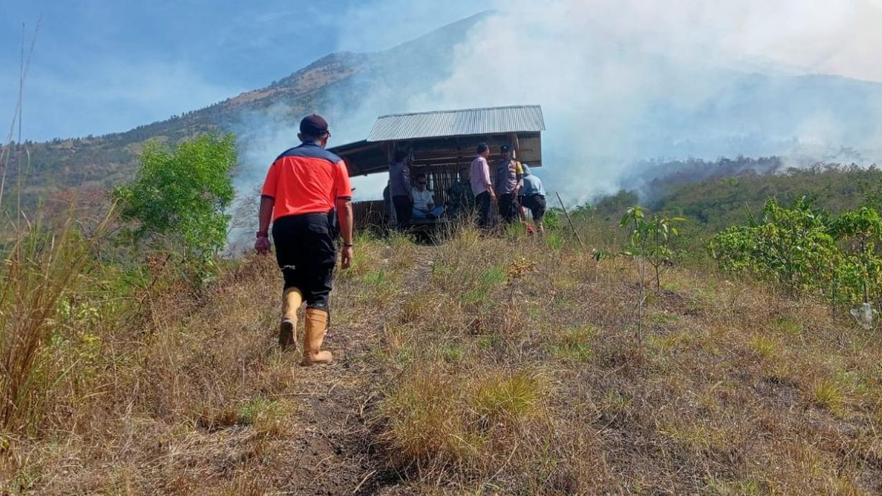 Ia menyebutkan, api sudah tidak terlihat berkobar, tetapi asapnya masih tebal.