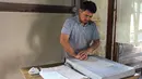 Seorang pekerja menyelesaikan pembuatan kertas di pabrik kertas Zarif Mukhtarov di desa Koni Ghil, Uzbekistan (29/3) Ketika pabrik-pabrik besar memproduksi kertasnya dengan teknik-teknik modern, tempat ini justru melakukannya secara tradisional. (STR/AFP)