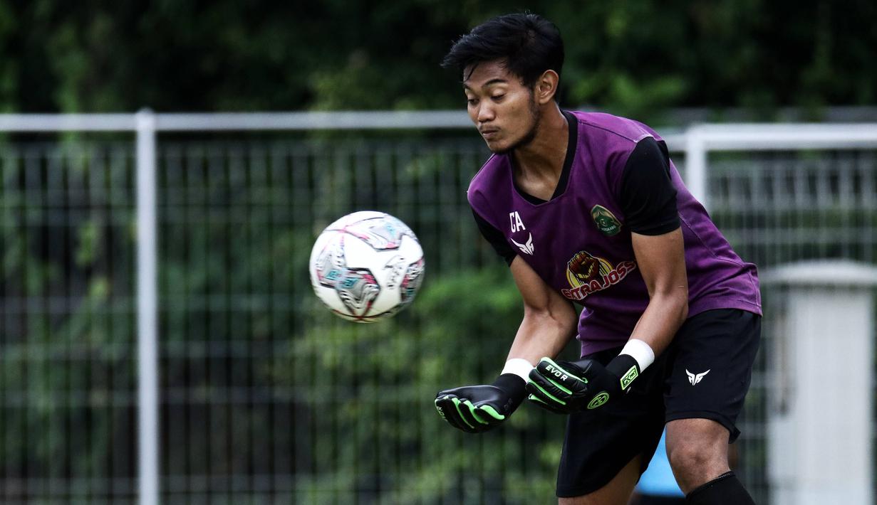 Kiper muda Persikabo 1973, Viba Koto berusaha menangkap bola saat sesi latihan perdana di Lapangan Samudra, Badung, Bali, Minggu (03/01/2022). Latihan tersebut menjadi bagian dari persiapan menghadapi Arema FC di laga lanjutan BRI Liga 1 2021/22 pada 5 januari mendatang. (Bola.com/Nandang Permana)