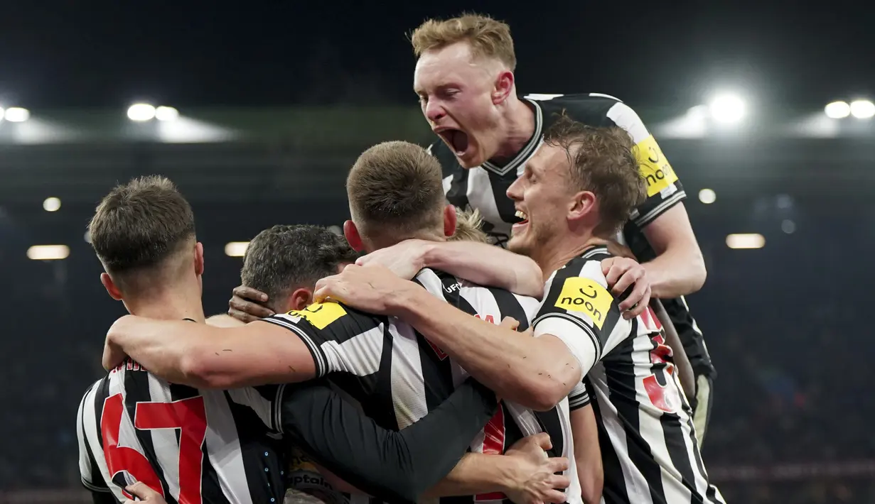 Para pemain Newcastle United merayakan gol yang dicetak oleh Fabian Schar ke gawang Aston Villa pada laga Liga Inggris di Stadion Villa Park, Birmingham, Selasa (30/1/2024). Berkat hasil ini, Aston Villa harus puas tetap menduduki peringkat empat dengan poin 43. Pasukan Unai Emery pun gagal menembus tiga besar klasemen. (Jacob King/PA via AP)