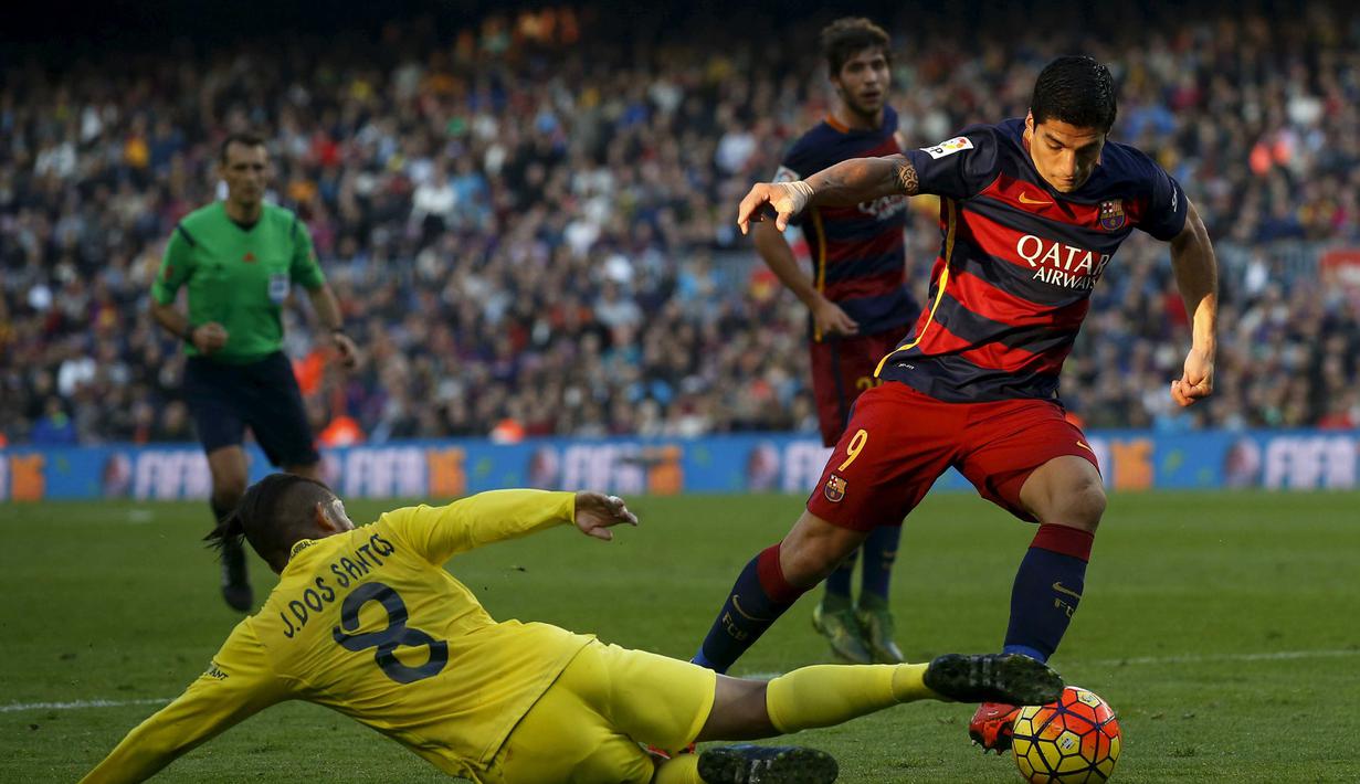 Pemain Barcelona Luis Suarez (kanan) berebut bola dengan Pemain Villareal Dos Santos (kiri)  pada lanjutan La Liga Spanyol di Stadion Camp Nou, Barcelona, Spanyol, MInggu (8/11/2015). (REUTERS/Albert Gea) 