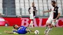 Striker Juventus, Gonzalo Higuain, berusaha melewati pemain Sampdoria, Manolo Gabbiadini, pada laga Serie A di Allianz Stadium, Turin, Senin (27/7/2020). Kemenangan 2-0 ini membuat juventus mengunci gelar juara Serie A musim 2019-2020. (AP Photo/Antonio Calanni)