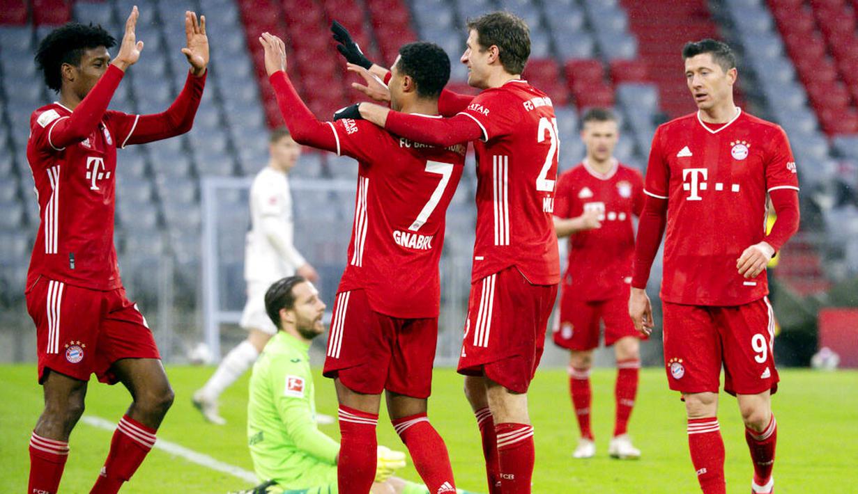 Para pemain Bayern Munchen merayakan gol yang dicetak oleh Serge Gnabry ke gawang Hoffenheim pada laga Bundesliga di Stadion Allianz Arena, Sabtu (30/1/2021). Bayern Munchen menang dengan skor 4-1. (Sven Hoppe/dpa via AP)