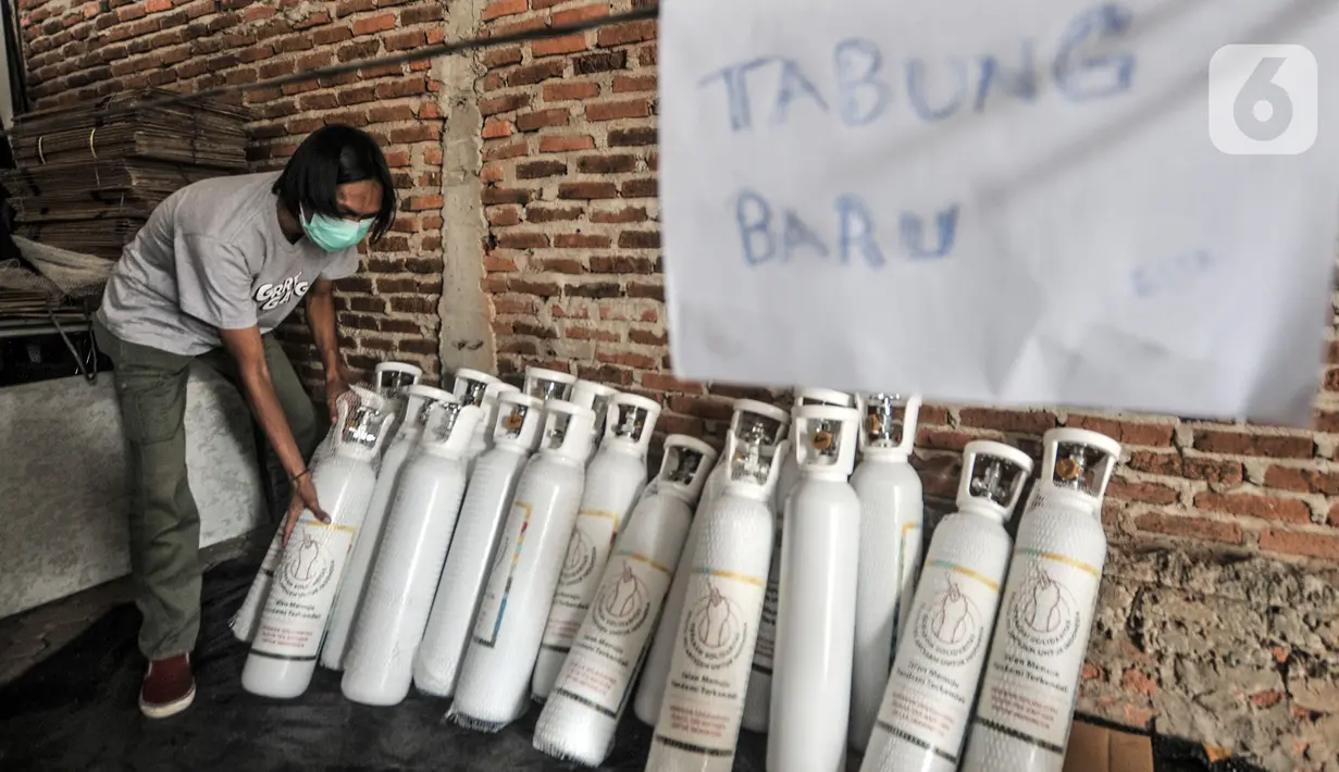 Relawan menata tabung oksigen di Gudang Oksigen Untuk Warga, Utan Kayu, Jakarta, Kamis (8/7/2021). Oksigen Untuk Warga meminjamkan tabung oksigen secara gratis selama 7 hari kepada pasien COVID-19 yang sedang menjalani isolasi mandiri. (merdeka.com/Iqbal S. Nugroho)