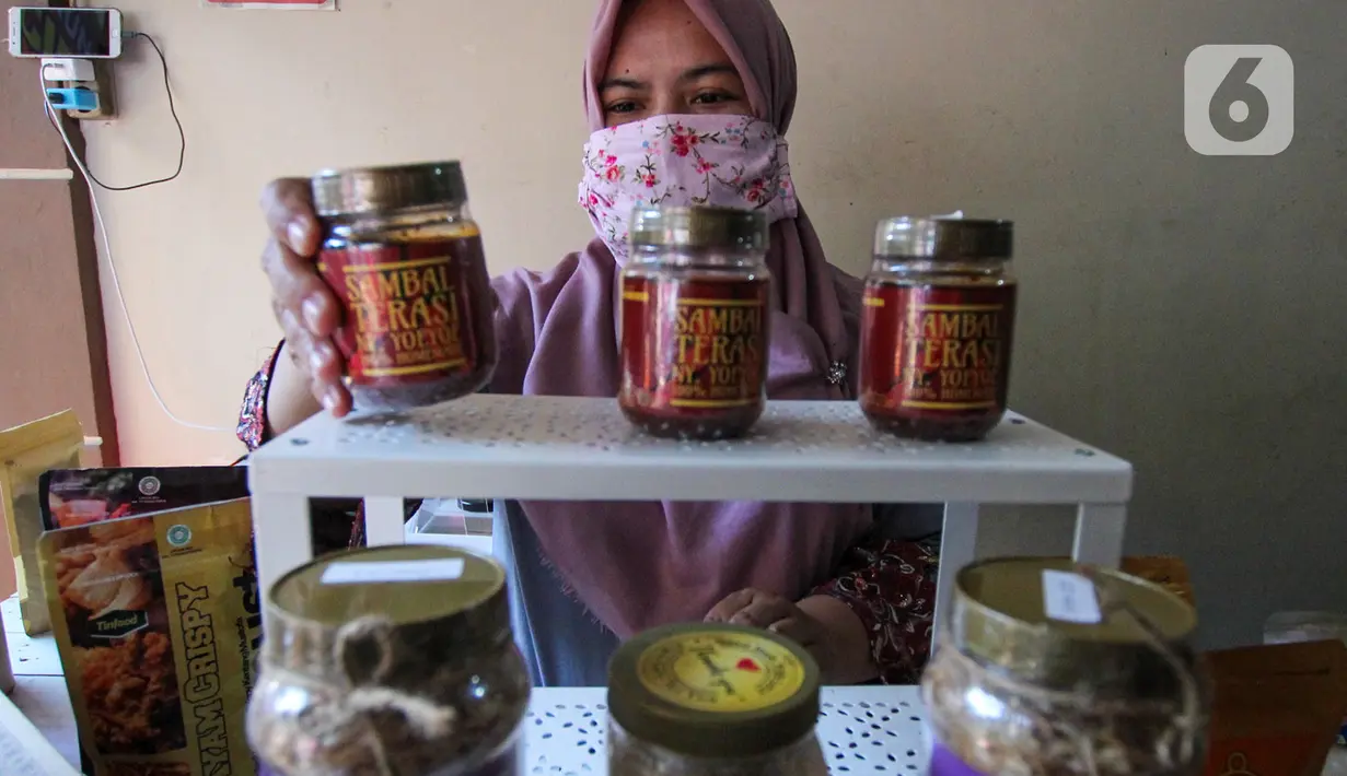 Pedagang menata dagangannya di Pojok UMKM, Kota Tangerang, Jumat (22/8/2020). Pemerintah daerah setempat meluncurkan Pojok UMKM Cibodas dalam rangka membantu pelaku usaha mempromosikan hasil produknya demi meningkatkan perekonomian wilayah di tengah pandemi COVID-19. (Liputan6.com/Angga Yuniar)