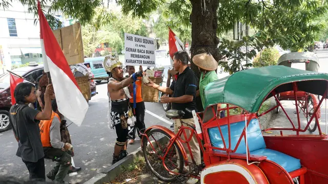 [Bintang] Hari Buku Sedunia: Mengenakan Kostum Hanoman, Kopral Bagyo Bagi-bagi Buku