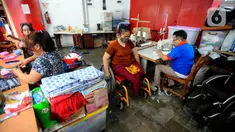 Penyandang disabilitas menyelesaikan pekerjaan menjahit di Wisma Yayasan Cheshire Indonesia di Cilandak, Jakarta Selatan, Jumat (14/4/0223). (merdeka.com/Arie Basuki)