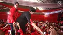 Ketua Umum PDIP Megawati Soekarnoputri dan Ketua DPP PDIP Puan Maharani menyalami kader dan simpatisan PDIP pada kampanye rapat umum di Solo, Jawa Tengah, Minggu (31/3). Pada kampenye tersebut kader dan simpatisan PDIP mewaspadai hoax dan fitnah. (Liputan6.com/HO/Iwan)