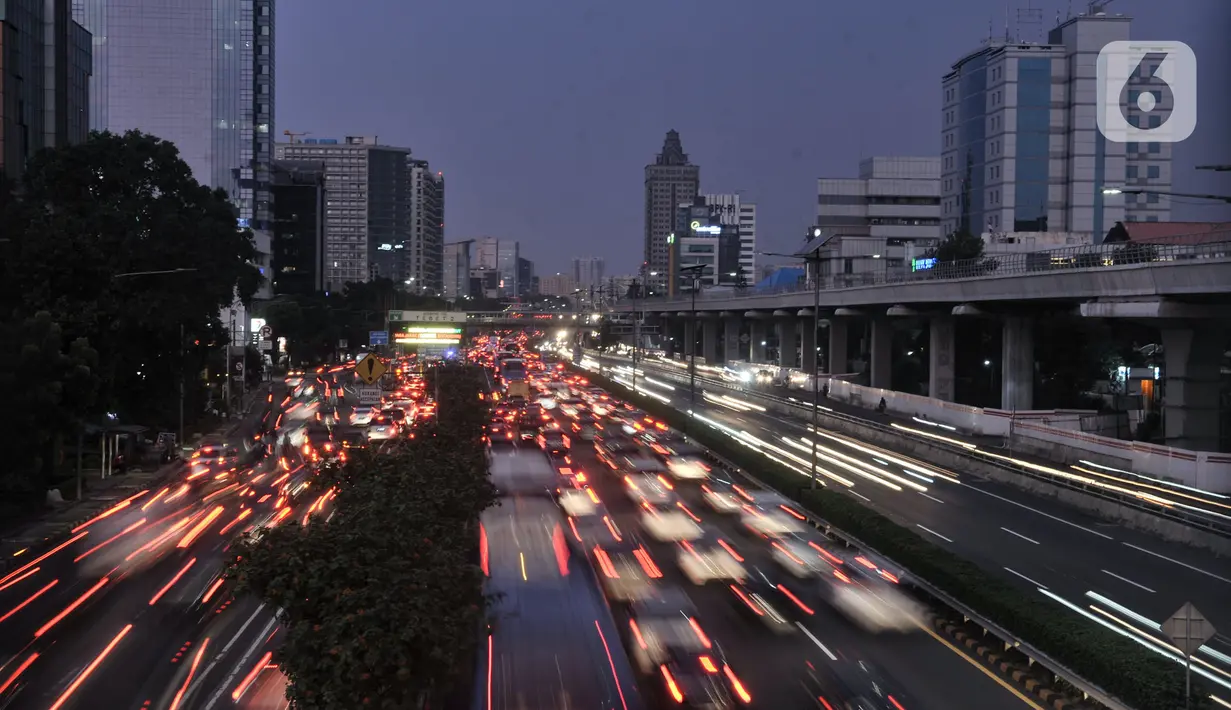 Suasana kemacetan arus kendaraan di Jalan Gatot Subroto, Jakarta, Selasa (9/6/2020). Masa PSBB Transisi yang memperbolehkan karyawan di perkantoran kembali bekerja menyebabkan ruas jalan Ibu Kota kembali macet dan semrawut saat jam pulang kerja. (merdeka.com/Iqbal S Nugroho)