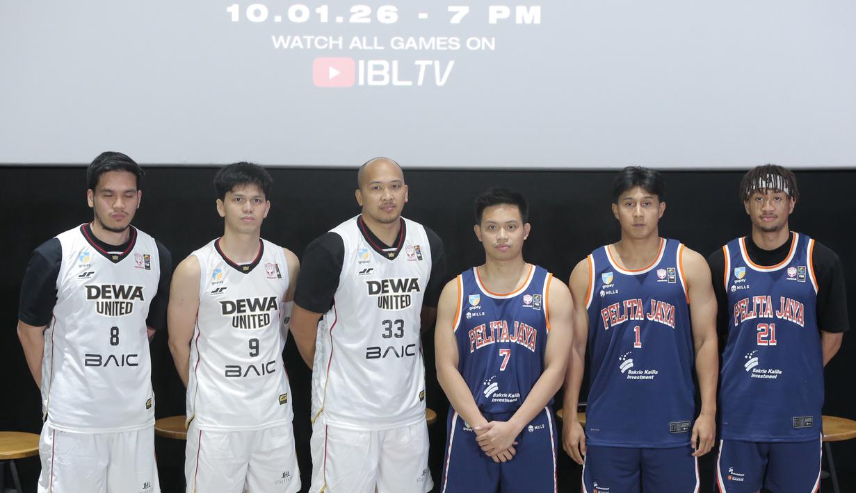 Pertandingan ini menjadi simbol dimulainya IBL GoPay 2026 dengan tensi tinggi, rivalitas kuat, dan standar permainan kelas atas sejak game pertama. Tampak dalam foto, perwakilan pemain Dewa United Banten dan Pelita Jaya Basketball berfoto bersama usai konferensi pers terkait dimulainya secara resmi musim kompetisi Indonesian Basketball League (IBL) GoPay 2026 di kawasan Senayan, Jakarta, Selasa (6/1/2026). (Bola.com/M Iqbal Ichsan)