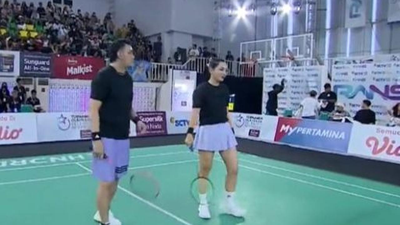 Sebelumnya pertandingan bulu tangkis dibuka oleh pasangan Celine
Evangelista dan Anwar BAB melawan Vicky Nitinegoro dan Hesti Purwadinata di babak penyisihan bulu tangkis ganda campuran.