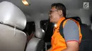 Wakil Direktur RSUD Kardinah Tegal, Cahyo Supardi menaiki mobil bersiap meninggalkan gedung KPK, Jakarta, Rabu (30/8). Cahyo Supardi menjadi tersangka kasus suap terkait dengan pengelolaan jasa kesehatan di RSUD Kardinah. (Liputan6.com/Helmi Afandi)