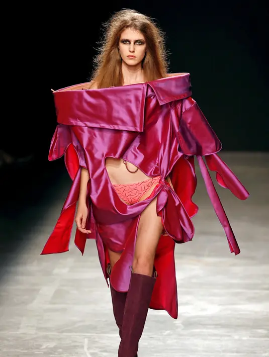 Model memperagakan koleksi Spring/Summer 2017 karya Vivienne Westwood dalam Paris Fashion Week di Prancis, (1/10). (REUTERS/Charles Platiau)