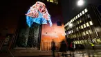 Gambar karakter anjing menghiasi tembok sebuah bangunan di Sodermalm, Stockholm, Swedia (25/11). Hal tersebut merupakan bagian dari pameran seniman Prancis, Julien Nonnon yang berjudul Safari Urbain Sthlm. (AFP/Jonathan Nackstrand)