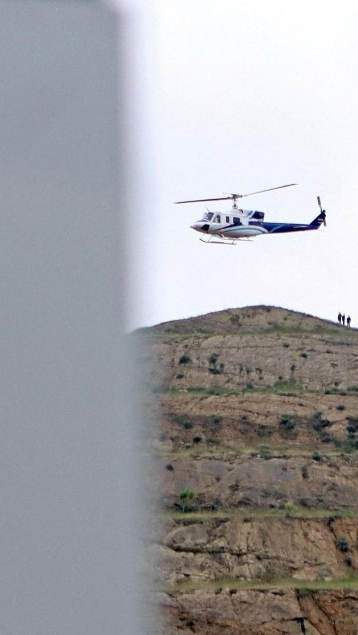 Helikopter yang membawa Presiden Iran, Ebrahim Raisi, saat sebelum jatuh setelah lepas landas di wilayah Provinsi Azerbaijan Timur pada Minggu (19/5/2024). Foto: Ali Hamed Haghdoust / IRNA / WANA via REUTERS
