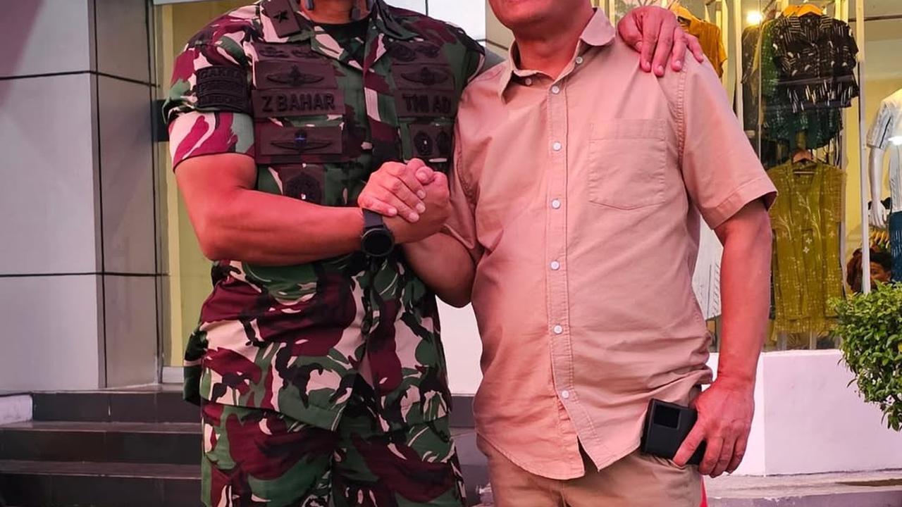 Potret Kangen-kangenan Brigjen TNI dengan Kakaknya Jenderal Polisi
