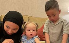 Potret Pertemuan Rayyanza & Baby Kamari saat Umrah, Netizen Sadari Persamaan Keduanya dan Kini Ramai Diperbincangkan