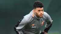 Gelandang Liverpool, Alex Oxlade-Chamberlain melakukan pemanasan selama latihan di Melwood di Manchester, Inggris (9/4). Pada leg pertama Liverpool menang besar 3-0 atas Manchester City di Stadion Anfield. (AFP Photo/Paul Ellis)