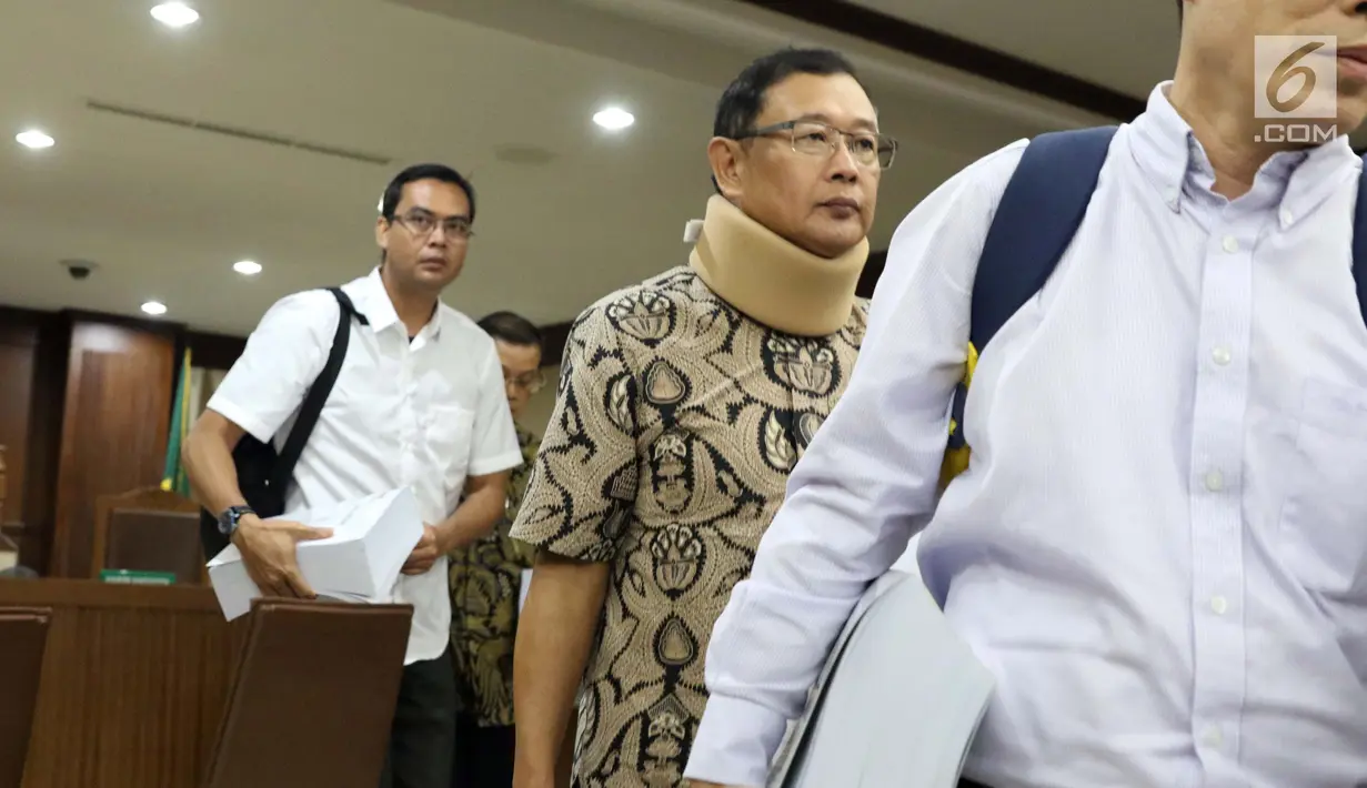 Terdakwa suap anggota DPRD Kalteng, Edy Saputra Suradja (tengah) usai sidang tuntutan di Pengadilan Tipikor, Jakarta, (27/2). Willy Agung dituntut 2 tahun 6 bulan penjara, denda Rp100 juta subsider tiga bulan kurungan. (Liputan6.com/Helmi Fithriansyah)