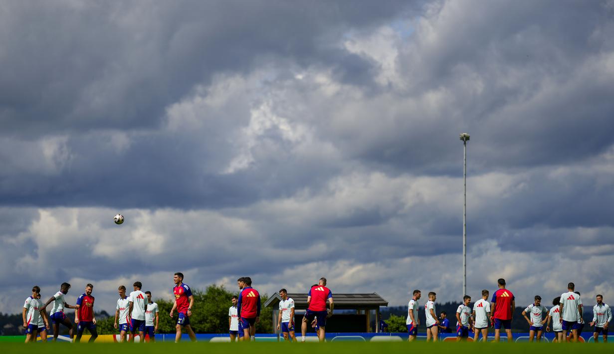 Pemain Timnas Spanyol menggelar sesi latihan jelang laga final melawan Inggris di Donaueschingen, Jerman. (AP Photo/Manu Fernandez)