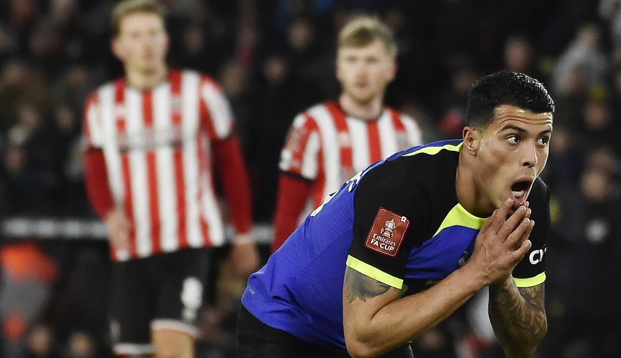 Pemian Tottenham Hotspur, Pedro Porto, tampak kecewa setelah ditaklukkan Sheffield United pada laga Piala FA di Stadion Bramall Lane, Kamis (2/3/2023). Spurs takluk dengan skor 0-1 dari Sheffield United. (AP Photo/Rui Vieira)