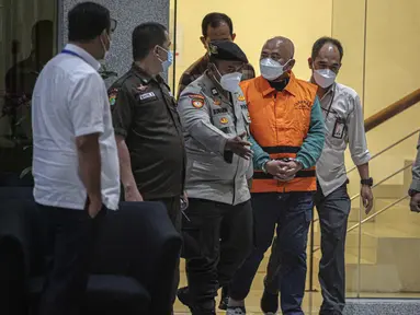 Tersangka Wali Kota Bekasi Effendi usai menjalani pemeriksaan di Gedung KPK, Jakarta, Kamis (6/1/2022). Sebanyak 9 tersangka dihadirkan termasuk Wali Kota Bekasi, Rahmat Effendi usai Operasi Tangkap Tangan (OTT). (Liputan6.com/Faizal Fanani)