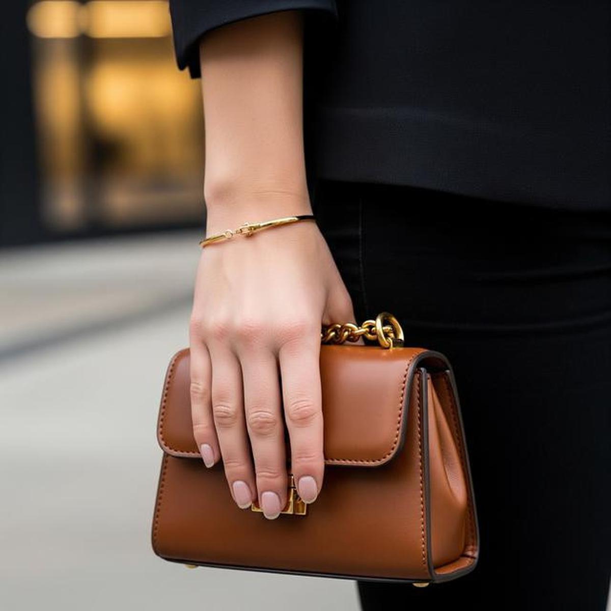 Tips Padukan Gelang Emas dan Tas Mini, Kombinasi Aksesori Elegan yang Tidak Banyak Dibahas