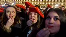 Masyarakat Spanyol makan dua belas butir anggur saat bel dibunyikan di malam tahun baru. Ritual ini akan membawa kemakmuran di tahun mendatang menurut mitos yang mereka percayai.( AFP PHOTO / Cesar Manso)