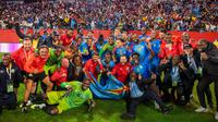 Para pemain, staff pelatih, dan ofisial Kongo berfoto bersama dengan para suporter setelah menang atas Nigeria dalam laga Kualifikasi Piala Dunia 2026 zona Afrika di Rabat, Maroko, Minggu (16/11/2025) waktu setempat. (AP Photo)