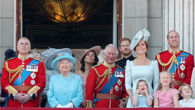 Ratu Elizabeth II dan anggota Kerajaan Inggris dalam acara Trooping the Colour 2018. (DANIEL LEAL-OLIVAS / AFP)