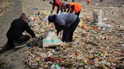 Warga memilah sampah di sekitar Sungai Yangtze, Taicang, Jiangsu, Tiongkok (23/12). Pulau yang berada dekat Shanghai ini berubah menjadi lautan sampah yang diperkirakan mencapai 100 ton. (REUTERS/Stringer)